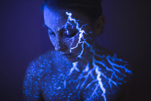 Daria Khoroshavina Black light photography