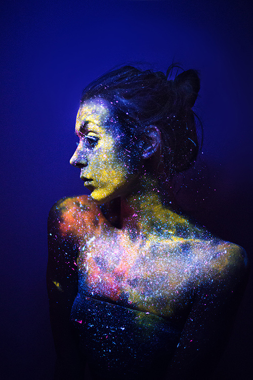 Daria Khoroshavina Black light photography