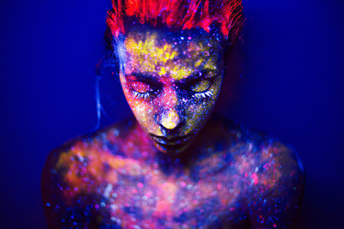 Daria Khoroshavina Black light photography