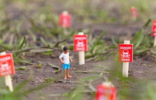 Slinkachu miniature street art featured